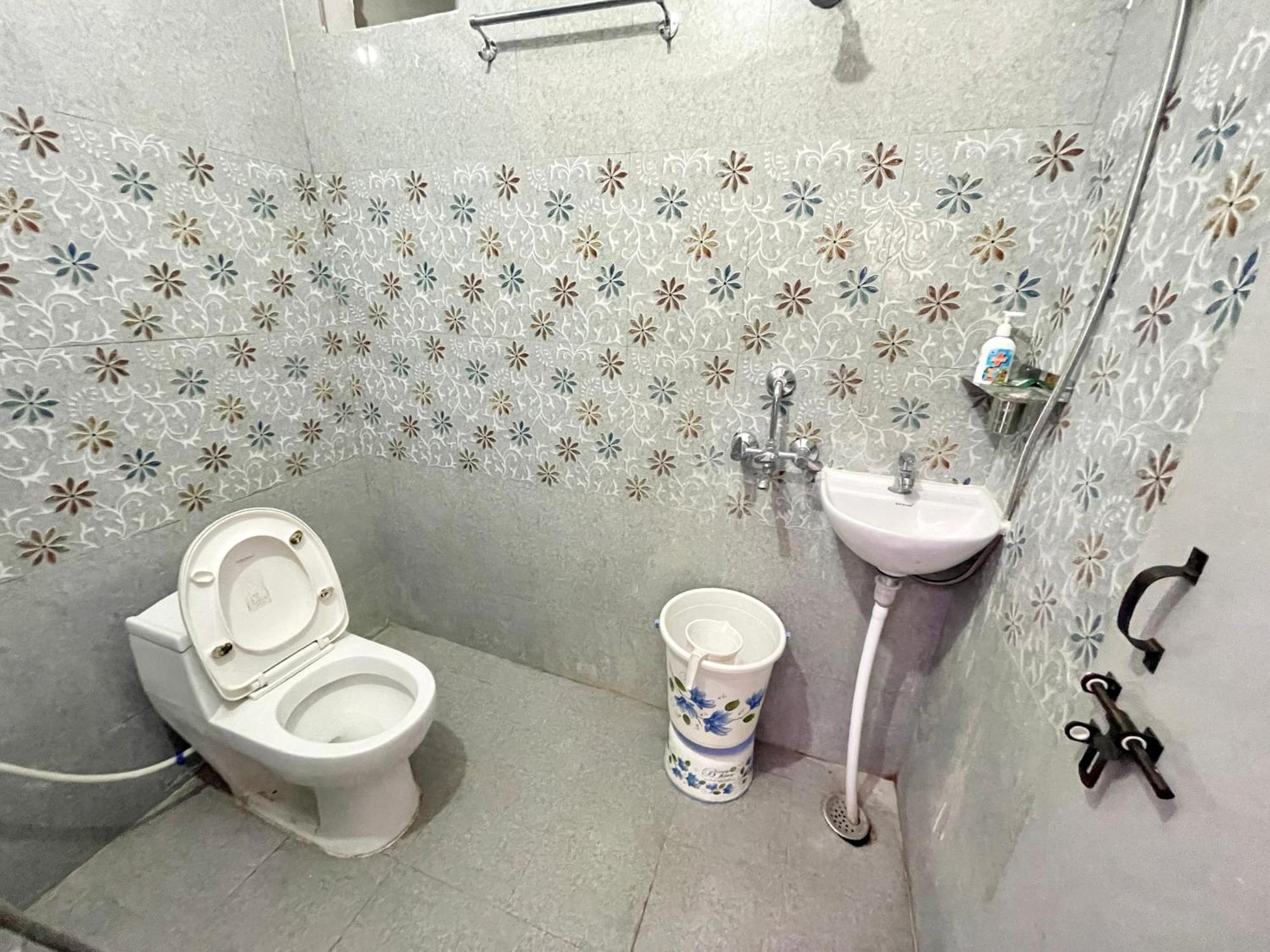 Prakash ! ! Fully-air-conditioned At Prime Location With Off Site Parking Availability, Near Kashi Vishwanath Temple, And Ganga Ghat, Newly Constructed And Luxurious - 3 Hotel 4*