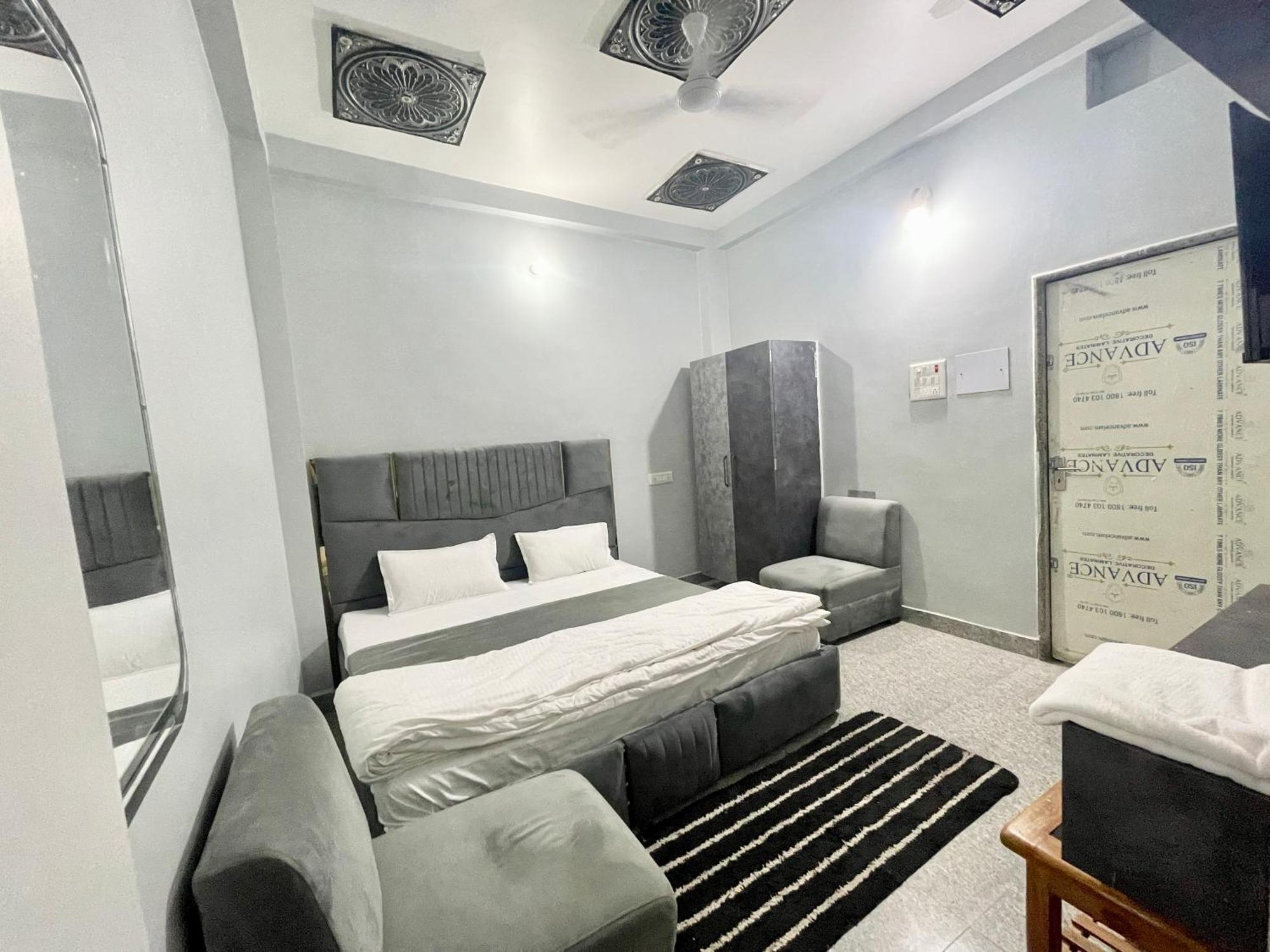 Prakash ! ! Fully-air-conditioned At Prime Location With Off Site Parking Availability, Near Kashi Vishwanath Temple, And Ganga Ghat, Newly Constructed And Luxurious - 3 4* Varanasi