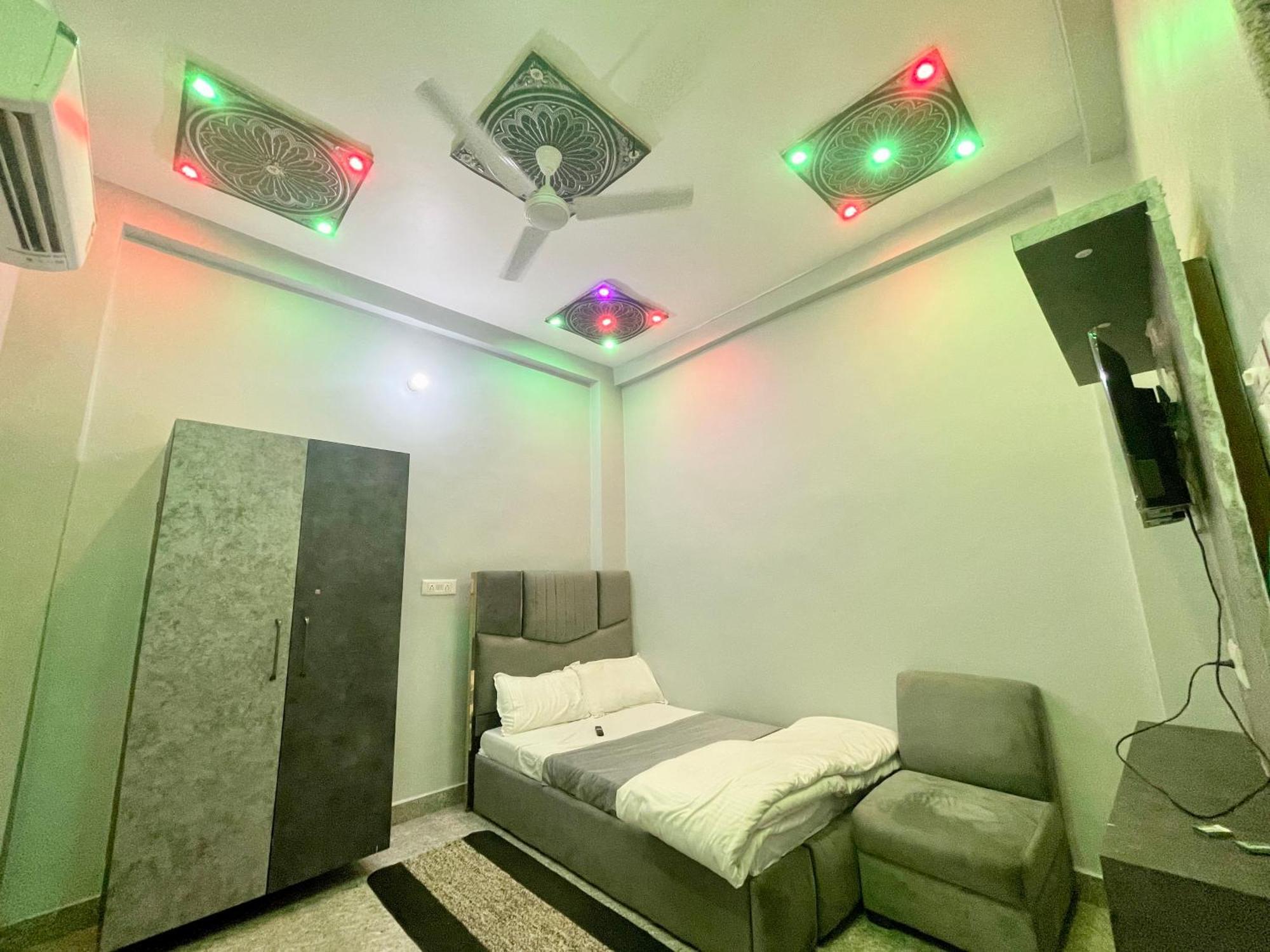 Prakash ! ! Fully-air-conditioned At Prime Location With Off Site Parking Availability, Near Kashi Vishwanath Temple, And Ganga Ghat, Newly Constructed And Luxurious - 3 4*