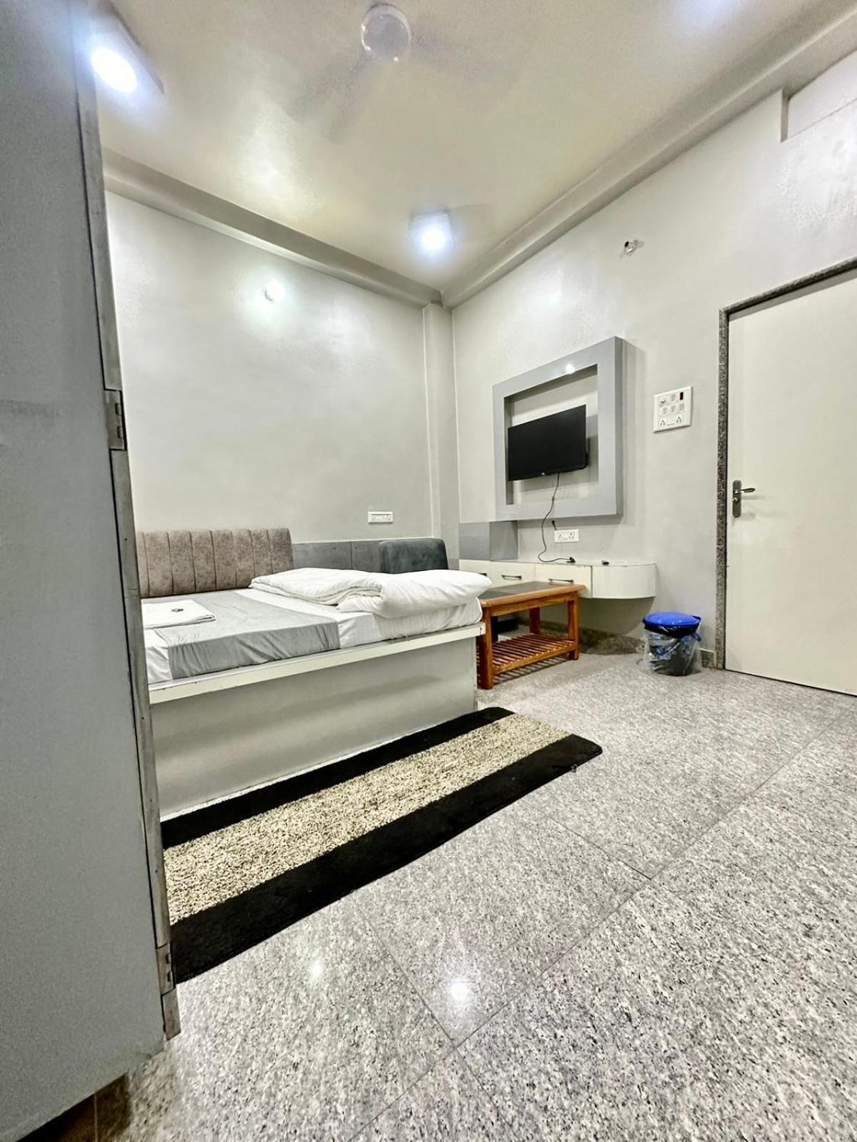Hotel Prakash ! ! Fully-air-conditioned At Prime Location With Off Site Parking Availability, Near Kashi Vishwanath Temple, And Ganga Ghat, Newly Constructed And Luxurious - 3 4*
