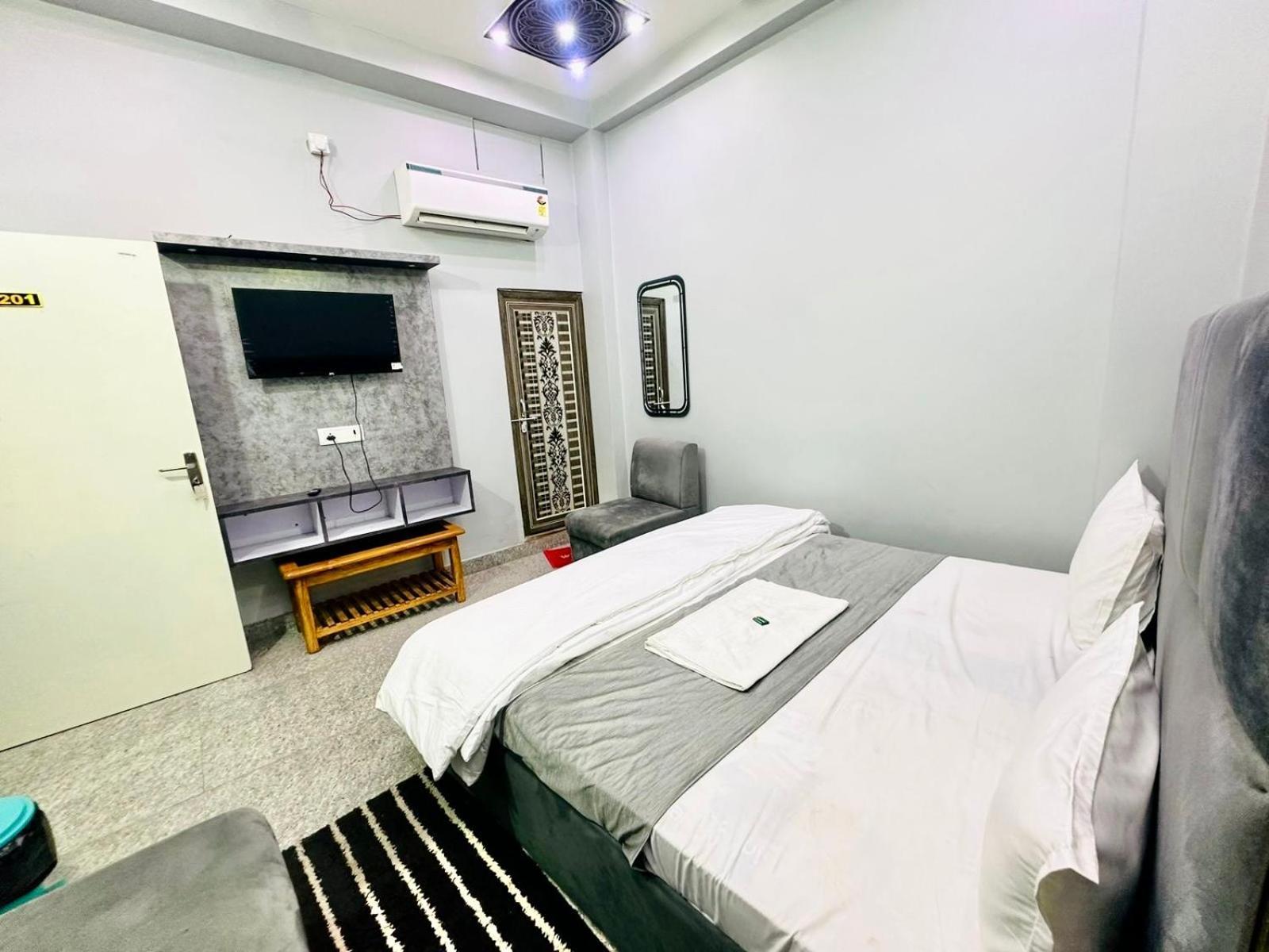 Prakash ! ! Fully-air-conditioned At Prime Location With Off Site Parking Availability, Near Kashi Vishwanath Temple, And Ganga Ghat, Newly Constructed And Luxurious - 3